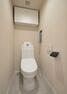 トイレ お掃除の手間を減らしてくれる温水洗浄トイレ。上部に吊戸棚設置。