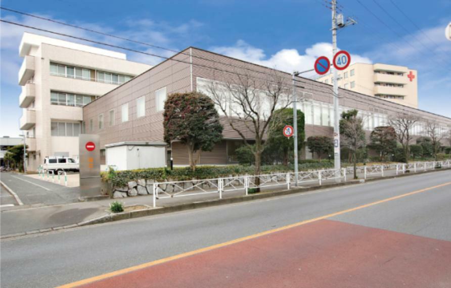 病院 現地から4370m～4400m。車9分（最長）　深谷赤十字病院　埼玉県災害拠点病院など多くの指定を受けている県北の医療の中心となる病院です。診療科は、内科から小児外科など全26科あり、救急診療も受け付けています。