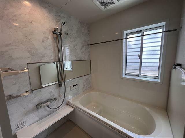 浴室 1坪タイプのバスルーム。換気・乾燥・暖房機つき。同仕様当社施工例（同一タイプの画像です）
