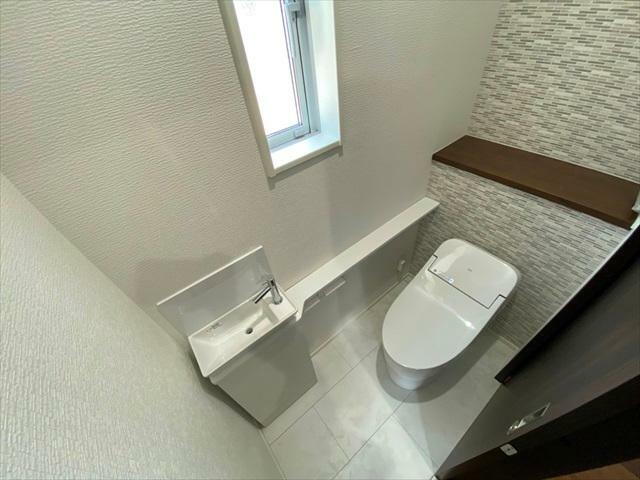 トイレ 節水型の高機能トイレ。同仕様当社施工例（同一タイプの画像です）