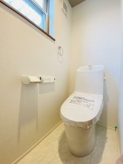 トイレ 1階トイレ。 トイレにはウォシュレット機能を標準装備。