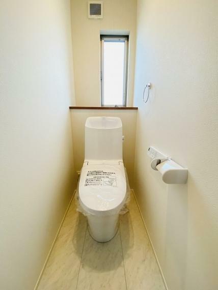 トイレ 2階トイレ。 トイレにはウォシュレット機能を標準装備。