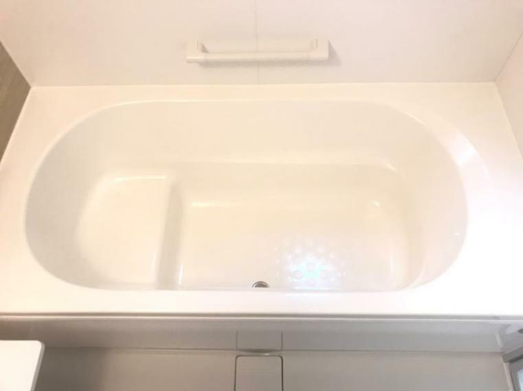 同仕様写真（内観） 【東町A号棟　風呂　同仕様同形状画像】1坪タイプの浴室は一日の疲れをしっかり癒してくれます。