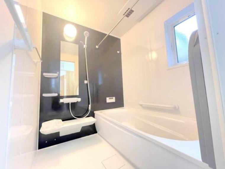 浴室 ■シックな印象のアクセントカラーがお洒落な日々の疲れを癒すユニットバス