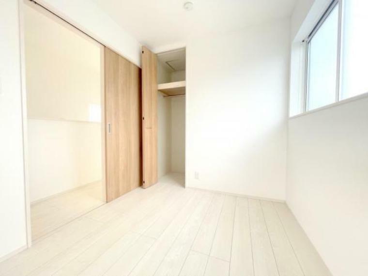 ■スライドドアで空間を広く使える4.3帖の洋室