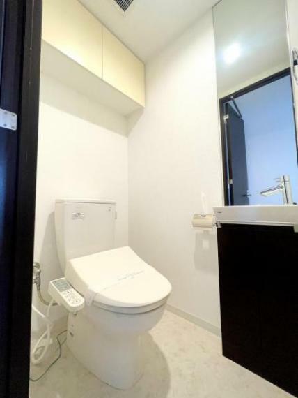 トイレ ■新規リフォーム済み！洗い場に鏡も付いた広めの水洗トイレです！