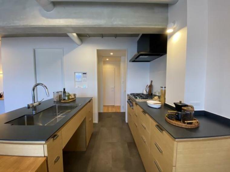 キッチン ■作業スペースの広々とした二列型システムキッチン（浄水器一体型水栓）