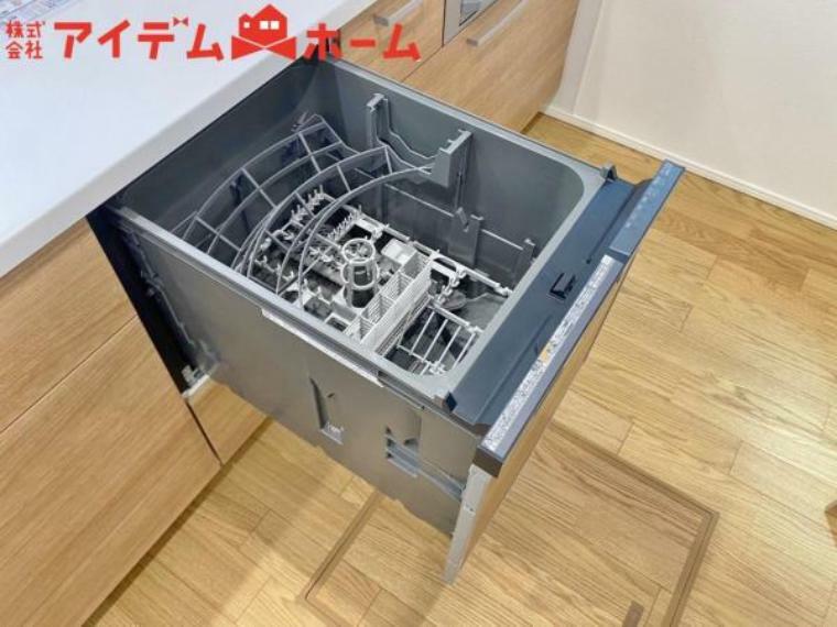 食洗器 手間・時間をかけず、効率よく食器類を洗浄。家事の時間を大幅に短縮出来ます。 かつ節水効果にも優れた食洗機を標準装備。スライド式なので場所も取りません。