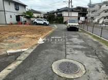 前面道路の様子です。車の出し入れがしやすい角地になっています。