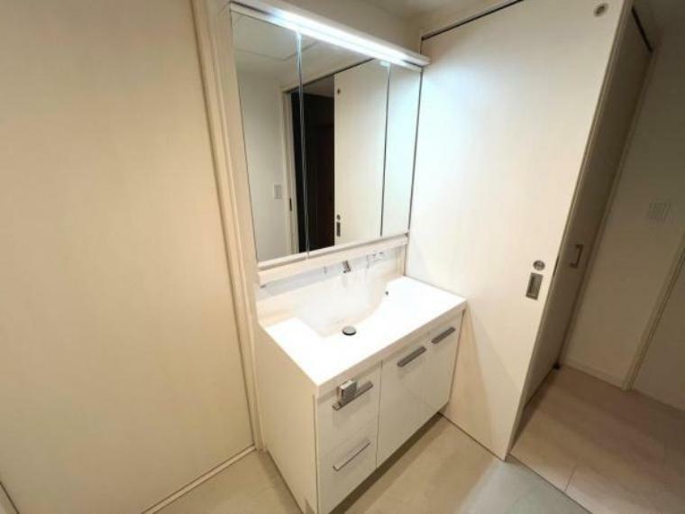 洗面化粧台 ホワイトを基調とした清潔感のある洗面台。収納部分には小物なども整理して置くことができます。