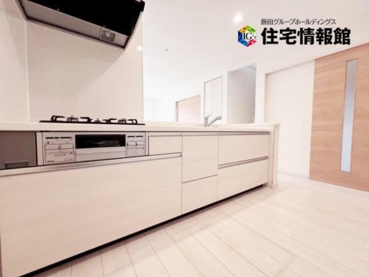 キッチン 大型スライド収納付きですっきり片付けやすい、収納力豊富なシステムキッチンです。