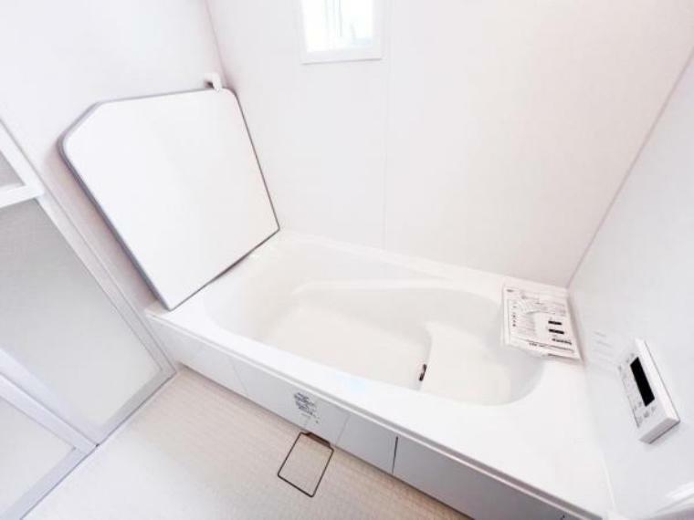 浴室 浴槽サイズは1616になり、浴槽内で足を延ばして入浴できます。