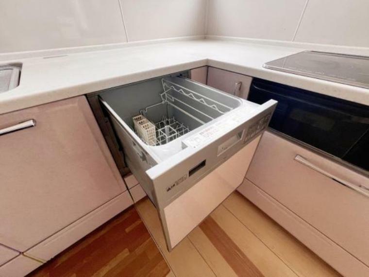 キッチン 食器洗い乾燥機付きで家事がしやすいキッチンです。