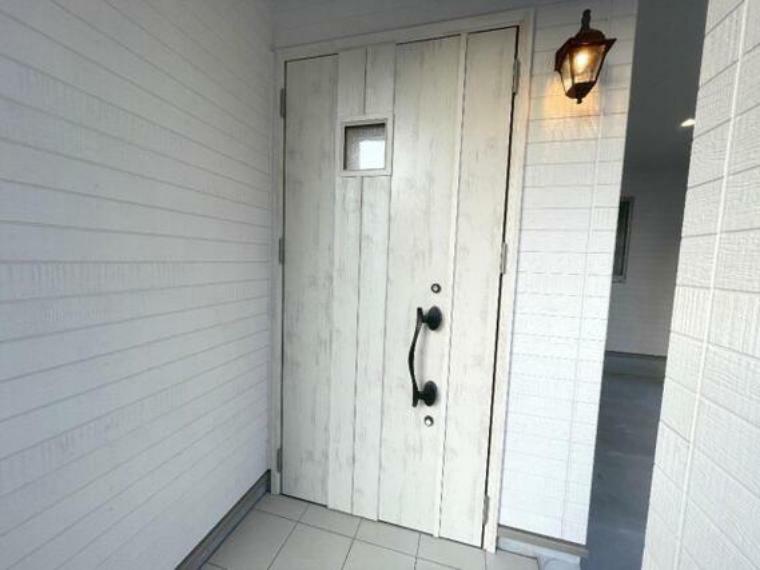 玄関 木製のお洒落な印象の玄関扉です。