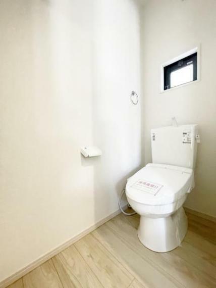 トイレ （トイレ）1・2階ともにウォシュレット付です！小窓付きで日中は電気を付けなくても明るいトイレ空間*