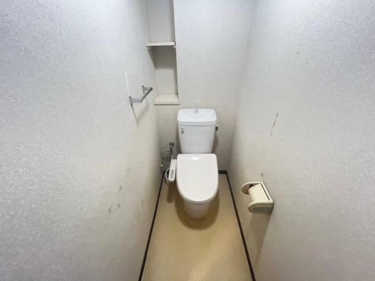 トイレ シンプルなデザインのトイレ。飾り付けも楽しめます