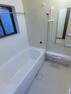 浴室 【リフォーム完成】浴室はハウステック製の新品のユニットバスに交換しました。足を伸ばせる1坪サイズの広々とした浴槽で、1日の疲れをゆっくり癒すことができますよ。浴室暖房乾燥換気扇もついています。