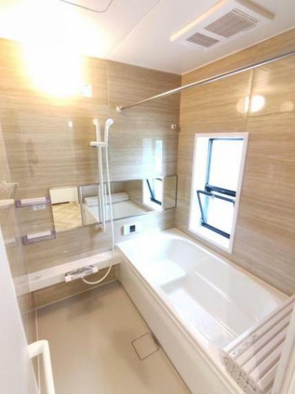浴室 【リフォーム済】浴室はハウステック製の新品のユニットバスに交換しました。足を伸ばせる1坪サイズの広々とした浴槽で、1日の疲れをゆっくり癒すことができますよ。