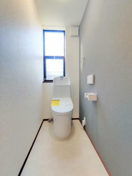 トイレ 【リフォーム済】トイレ　温水洗浄便座トイレに新品交換します。壁・天井のクロス、床のクッションフロアを張り替えました。