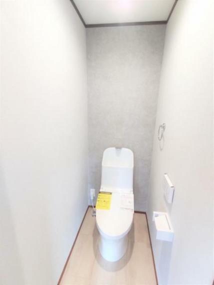 トイレ 【リフォーム済】2階トイレ　温水洗浄便座トイレに新品交換します。壁・天井のクロス、床のクッションフロアを張り替えました。