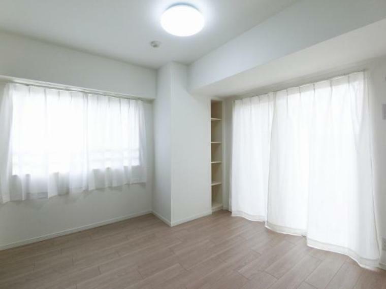洋室 大きな収納と2面採光で、明るさと使いやすさが自慢の洋室です。