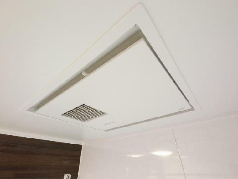 冷暖房・空調設備 天気を気にせず洗濯物を乾かせる浴室乾燥機能を搭載。
