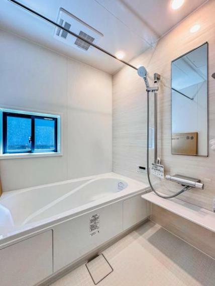 浴室 【多機能な一坪タイプの広々浴室】ゆっくりとリラックスしたい浴室など水まわりには、使いやすく、心地よい設備と仕様を採用しています。