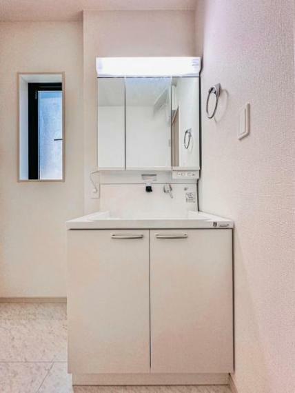 洗面化粧台 【収納豊富な三面鏡化粧台】左右の鏡を開いて三面鏡としても使える大型の鏡を設置。鏡の裏には、洗面用具などを機能的に収納できるスペースを設けています。