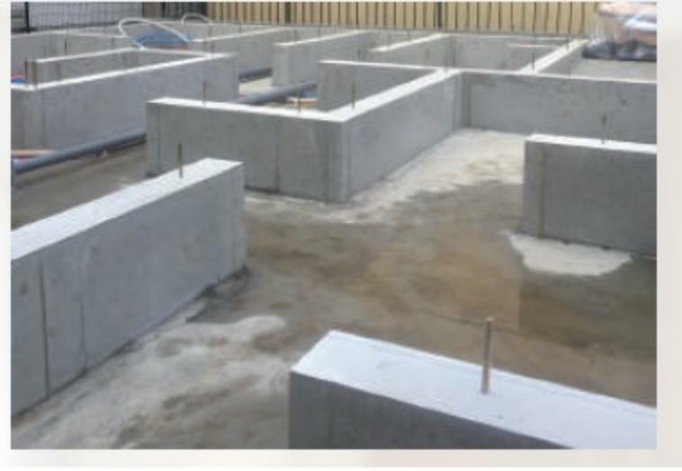 構造・工法・仕様 【コンクリートベタ基礎工法】　地面全体を基礎で覆うため、不動沈下に対する耐久性や耐震性を向上します。また防湿対策にもなります。