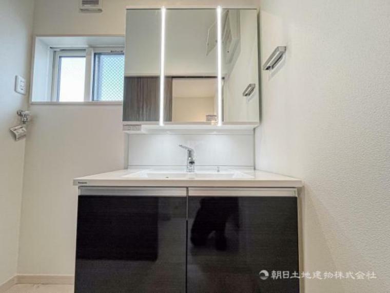 キッチン 【洗面・脱衣所】3面鏡、シャワーヘッド、収納など充実の設備。動きやすい広さがあり使い勝手が良好です。