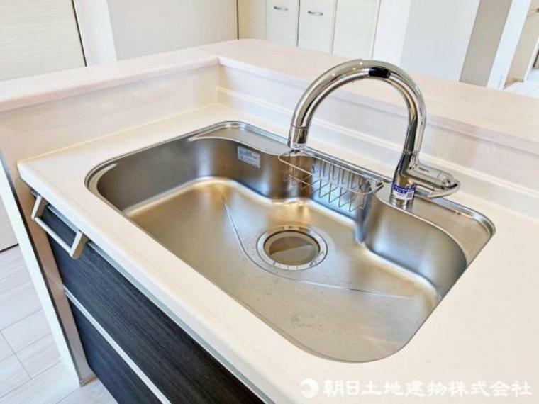 キッチン 浄水器付きのシンクが、おいしい水を手軽に提供します。