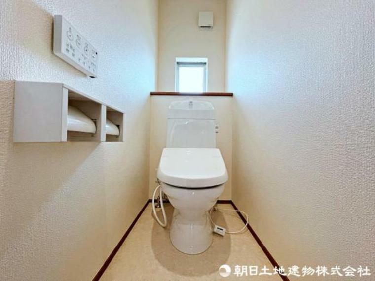 トイレ 窓付の明るいトイレで、快適に利用可能ですね。