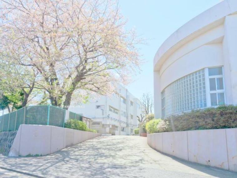 小学校 横浜市立汲沢小学校　住宅街にある学校なので通学も安心です。