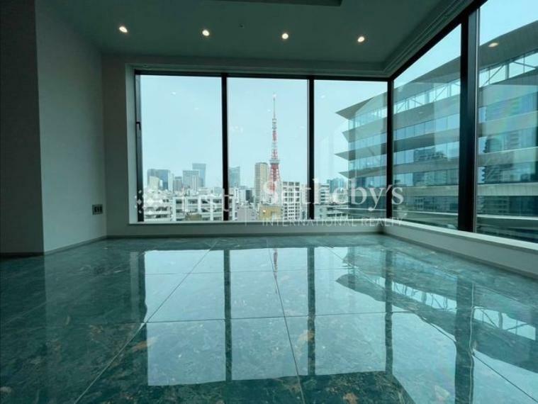 居間・リビング 2面採光のリビングからは東京タワーを望むことができます。（季節・天候による）