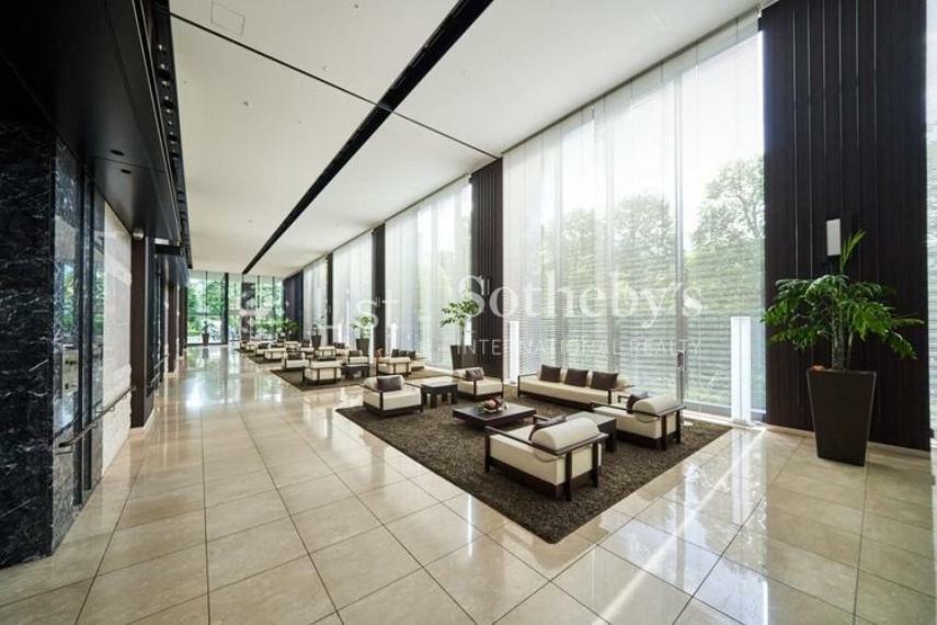天井が高い開放的なエントランスホールや、絨毯張りの内廊下など、ホテルライクで高級感ある空間を演出しています。