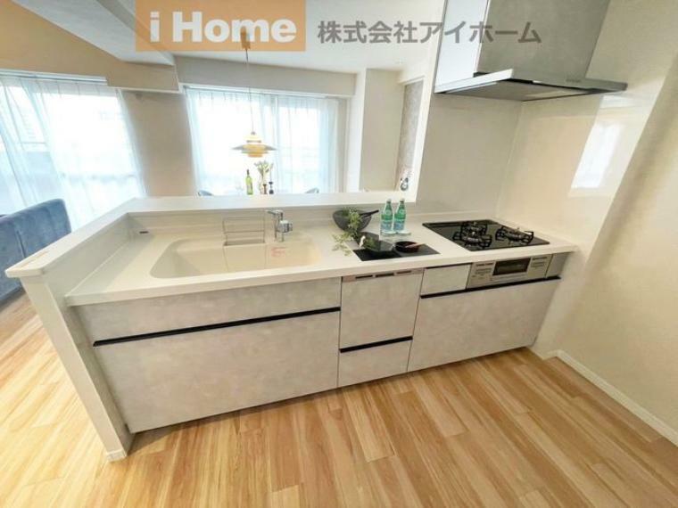 キッチン 調理スペースも確保された3口コンロのシステムキッチン。