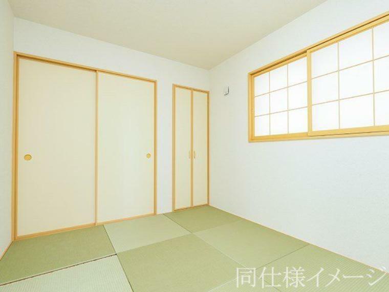同仕様写真（内観） ＼同仕様写真/新しいい草香る畳スペースは、使い方色々！客室やお布団で寝るときにぴったりの空間ですね。