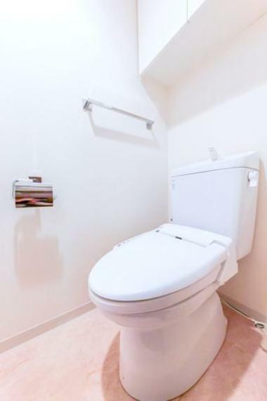 【トイレ】トイレ洗浄機能付きを標準完備、清潔な空間が印象的です。