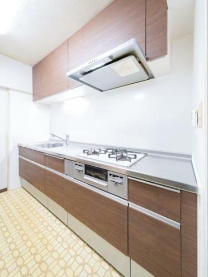 キッチン ゆったりとした調理スペースのあるシステムキッチン※室内画像はCG加工により家具等を消したものです。