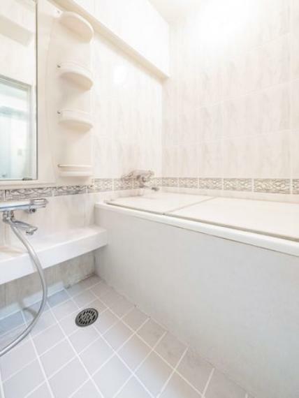 浴室 白基調のバスルーム※室内画像はCG加工により家具等を消したものです。