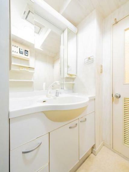 洗面化粧台 お風呂上りに使うタオル置場や小物の収納に便利です。※室内画像はCG加工により家具等を消したものです。