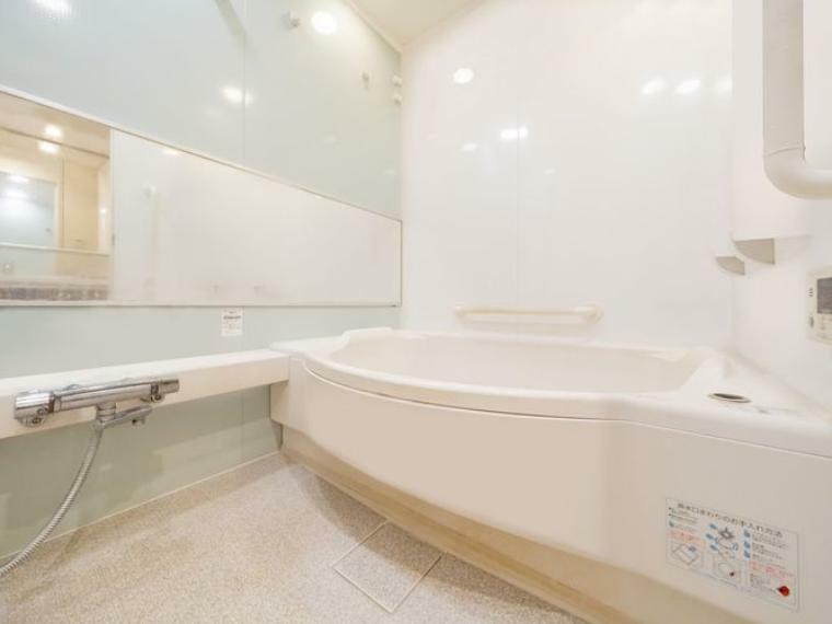 浴室は【1418サイズ】。広めの浴槽で、一日の疲れをゆったりと癒せます。※画像はCGにより家具等の削除、床、壁紙等を加工した空室イメージです。