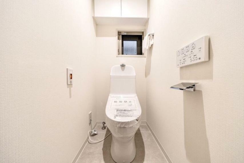 トイレ 優れた節水効果や汚れが付きにくい便座など、ほしかった機能が揃ったウォシュレット一体型トイレです。収納に便利な吊戸棚を備え付けています。