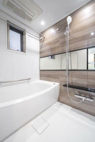 浴室 毎日のバスタイムを贅沢に、豊かにしてくれるバスルームです。窓が付いているので自然な明かりを取り込むことができ、明るく開放的な空間です。