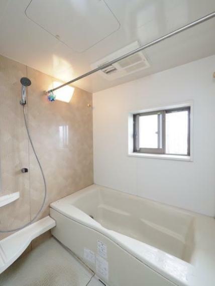 浴室 マンションでは珍しく、浴室に窓が付いています。換気扇だけではなく、窓を開けておくことで自然な風通しを利用して換気ができるのが魅力の浴室です。
