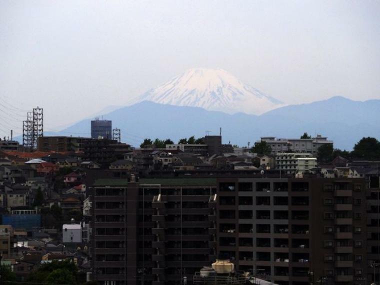眺望 圧倒的な存在感の富士山。自宅にいながらこんなにハッキリと見ることができます。