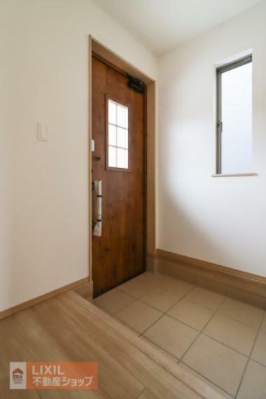 【玄関】現地完成写真。ゆったりと明るい玄関がご家族や来客をお出迎え。