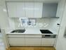キッチン 3口コンロで家事がはかどるシステムキッチン。効率的な調理が可能で、忙しい日常をサポートする便利な設備が整っています。使いやすさと機能性の両立したキッチンです。