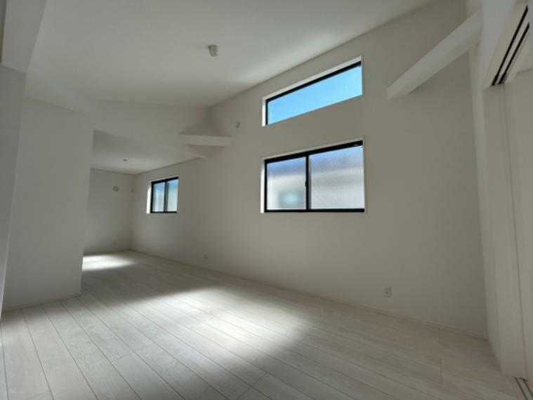 居間・リビング 多くの窓が設置されており、明るく開放感のある空間