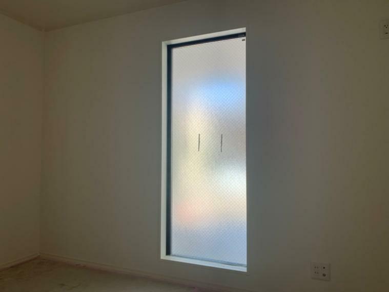 自然光をたっぷり取り入れることができる大きな窓は、居住空間に明るさと開放感をもたらします。